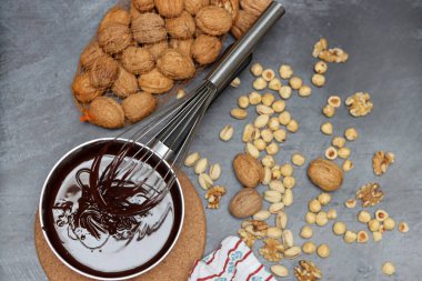 Ev yapımı çikolata. Fındıklı çikolatalı ganache ve gri arka planda ceviz. Mesaj için yer var.. 