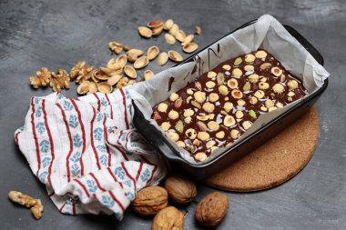 Koyu bir arka planda, fındıklı ev yapımı çikolata.