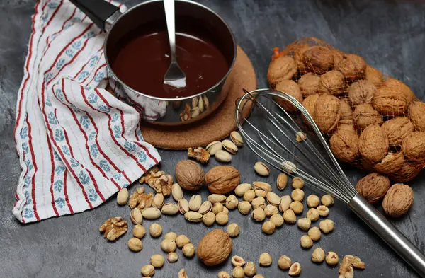 Ev yapımı çikolata. Fındıklı çikolatalı ganache ve gri arka planda ceviz. Mesaj için yer var.. 