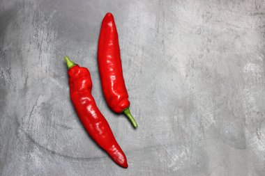 Masadaki kırmızı biberler, üst manzara, fotokopi alanı. Taze konsept yemek. 
