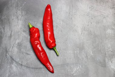Masadaki kırmızı biberler, üst manzara, fotokopi alanı. Taze konsept yemek. 