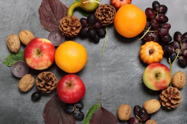 Elma ve üzümlü bir fotoğraf. Mevsimlik sebze ve meyveleri kapatın. Dengeli beslenme ve sağlıklı yaşam tarzı konsepti. 