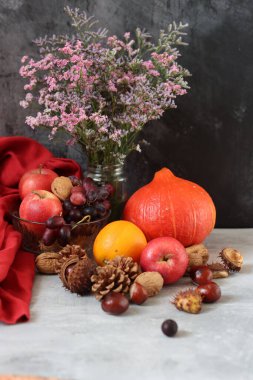 Balkabağıyla hayat devam ediyor. Taze mevsimlik meyve ve sebzeler masada. Şükran Günü yemeği malzemelerinin üst görüntüsü. Sağlıklı konsept yemek. 