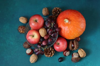 Elma ve üzümlü bir fotoğraf. Mevsimlik sebze ve meyveleri kapatın. Dengeli beslenme ve sağlıklı yaşam tarzı konsepti. 