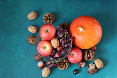 Sonbahar hasadı. Havuç, elma, balkabağı, masada fındık. Sağlıklı beslenme konsepti. Mevsimlik meyve ve sebzeler kapanıyor. 