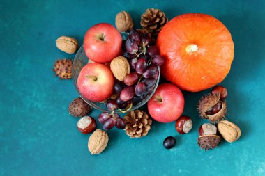 Elma ve üzümlü bir fotoğraf. Mevsimlik sebze ve meyveleri kapatın. Dengeli beslenme ve sağlıklı yaşam tarzı konsepti. 