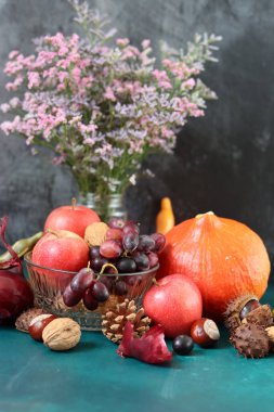 Sonbahar hasadı. Havuç, elma, balkabağı, masada fındık. Sağlıklı beslenme konsepti. Mevsimlik meyve ve sebzeler kapanıyor. 