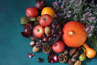 Sonbahar hasadı. Havuç, elma, balkabağı, masada fındık. Sağlıklı beslenme konsepti. Mevsimlik meyve ve sebzeler kapanıyor. 
