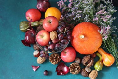 Balkabağıyla hayat devam ediyor. Taze mevsimlik meyve ve sebzeler masada. Şükran Günü yemeği malzemelerinin üst görüntüsü. Sağlıklı konsept yemek. 