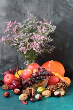 Elma ve üzümlü bir fotoğraf. Mevsimlik sebze ve meyveleri kapatın. Dengeli beslenme ve sağlıklı yaşam tarzı konsepti. 