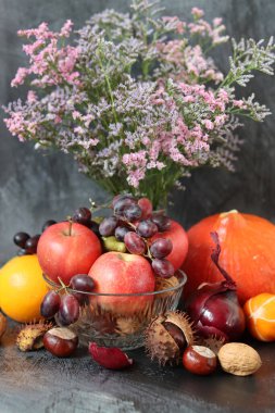 Farkgrey desenli arka planda mevsimlik meyve ve sebzelerle fotokopi alanı ile renklendirilmiş hayat. Balkabağı, elma, üzüm, kestane, soğan ve kabak fotoğraflarını kapat.. 
