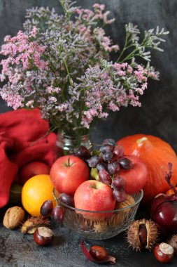 Elma ve üzümlü bir fotoğraf. Mevsimlik sebze ve meyveleri kapatın. Dengeli beslenme ve sağlıklı yaşam tarzı konsepti. 