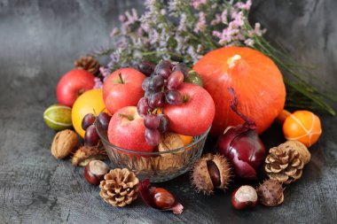 Elma ve üzümlü bir fotoğraf. Mevsimlik sebze ve meyveleri kapatın. Dengeli beslenme ve sağlıklı yaşam tarzı konsepti. 