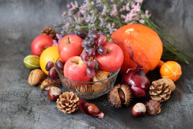 Farkgrey desenli arka planda mevsimlik meyve ve sebzelerle fotokopi alanı ile renklendirilmiş hayat. Balkabağı, elma, üzüm, kestane, soğan ve kabak fotoğraflarını kapat.. 