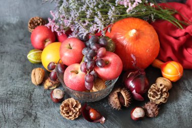 Farkgrey desenli arka planda mevsimlik meyve ve sebzelerle fotokopi alanı ile renklendirilmiş hayat. Balkabağı, elma, üzüm, kestane, soğan ve kabak fotoğraflarını kapat.. 