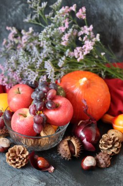 Sonbahar hasadı. Havuç, elma, balkabağı, masada fındık. Sağlıklı beslenme konsepti. Mevsimlik meyve ve sebzeler kapanıyor. 