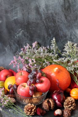 Elma ve üzümlü bir fotoğraf. Mevsimlik sebze ve meyveleri kapatın. Dengeli beslenme ve sağlıklı yaşam tarzı konsepti. 