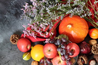 Sonbahar hasadı. Havuç, elma, balkabağı, masada fındık. Sağlıklı beslenme konsepti. Mevsimlik meyve ve sebzeler kapanıyor. 