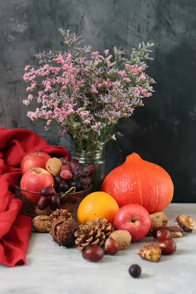 Balkabağıyla hayat devam ediyor. Taze mevsimlik meyve ve sebzeler masada. Şükran Günü yemeği malzemelerinin üst görüntüsü. Sağlıklı konsept yemek. 
