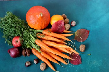 Balkabağıyla hayat devam ediyor. Taze mevsimlik meyve ve sebzeler masada. Şükran Günü yemeği malzemelerinin üst görüntüsü. Sağlıklı konsept yemek. 