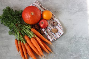 Kızıl Kuri kış kabağıyla sonbahar kompozisyonu. Sağlıklı konsept yemek. Sebzelerle hayat. 