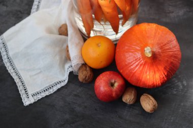 Kızıl Kuri kış kabağıyla sonbahar kompozisyonu. Sağlıklı konsept yemek. Sebzelerle hayat. 