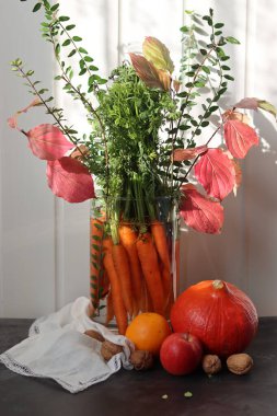 Cam vazoda bir demet taze organik havuç. Sağlıklı beslenme konsepti. Havuçtan yapılmış buket. 