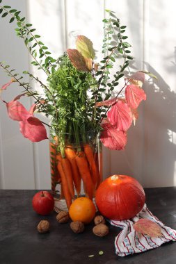 Cam vazoda bir demet taze organik havuç. Sağlıklı beslenme konsepti. Havuçtan yapılmış buket. 