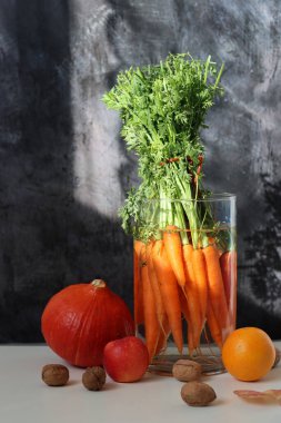 Cam kavanozdaki taze organik havuçlar. Çiftlik sebzelerinin fotoğrafını çek. Havuç dokusu. Sağlıklı gıda konsepti.