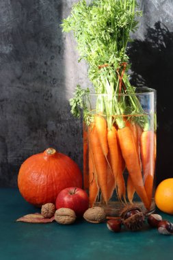 Cam kavanozdaki taze organik havuçlar. Çiftlik sebzelerinin fotoğrafını çek. Havuç dokusu. Sağlıklı gıda konsepti.