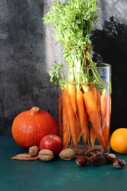Cam vazoda bir demet taze organik havuç. Sağlıklı beslenme konsepti. Havuçtan yapılmış buket. 