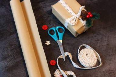 Yılbaşı ya da yeni yıl kompozisyonu. Arkaplanda hediye kutuları ve metin için yer var. Noel süslemeleri