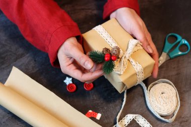 Yılbaşı ya da yeni yıl kompozisyonu. Arkaplanda hediye kutuları ve metin için yer var. Noel süslemeleri