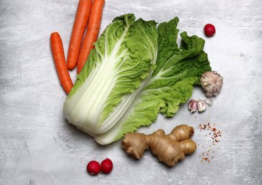 Taze Çin lahanası, havuç, zencefil ve sarımsak.