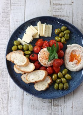 Domatesli, zeytinli ve peynirli İtalyan pastası.