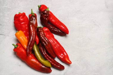 Masadaki olgun kırmızı biberler çok güzel. Organik sebzeler fotoğrafı kapatır. Sağlıklı yeme kavramı.