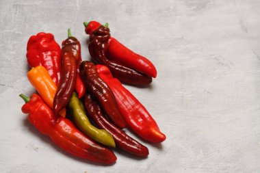 Masadaki olgun kırmızı biberler çok güzel. Organik sebzeler fotoğrafı kapatır. Sağlıklı yeme kavramı.