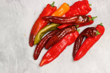 Masadaki olgun kırmızı biberler çok güzel. Organik sebzeler fotoğrafı kapatır. Sağlıklı yeme kavramı.