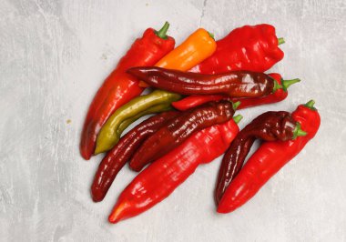 Masadaki olgun kırmızı biberler çok güzel. Organik sebzeler fotoğrafı kapatır. Sağlıklı yeme kavramı.