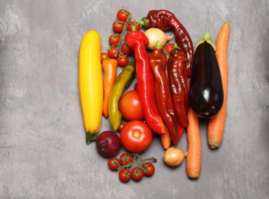 Hafif arka planda çeşitli taze sebzeler, üst manzara, kopyalama alanı. Sağlıklı yeme kavramı. 