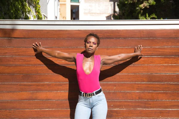 Retrato Mujer Afroamericana Vestida Con Camiseta Rosa Jeans Con Gesto — Foto de Stock