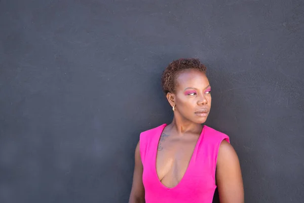 Pembe Tişörtlü Pembe Göz Falı Afro Amerikan Kadın Portresi Gri — Stok fotoğraf