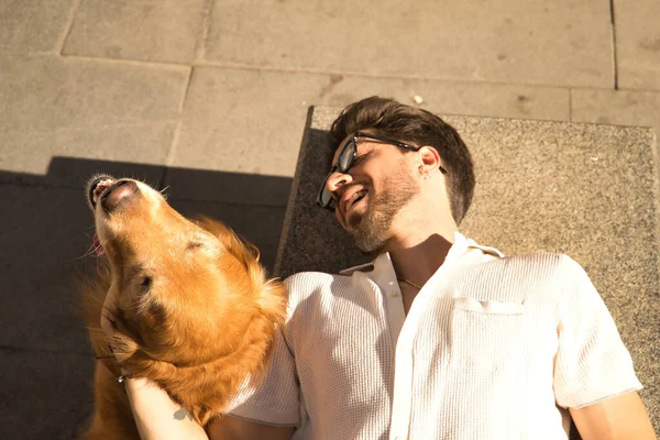 Young Hispanic Man Beard Sunglasses White Shirt Lying Bench Petting — Foto de Stock