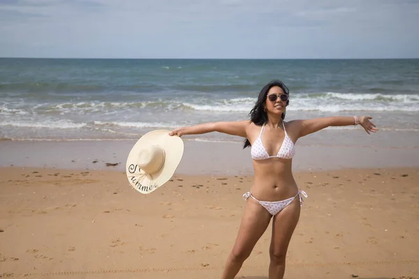 Południowoamerykańska Kobieta Młoda Piękna Okularach Przeciwsłonecznych Brunetka Bikini Kapelusz Słowem — Zdjęcie stockowe