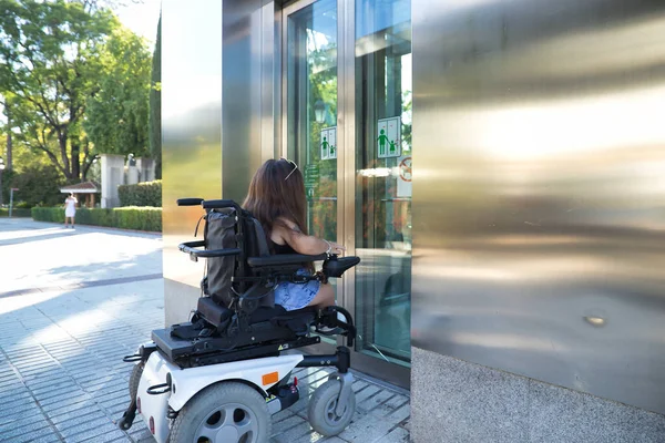 엘리베이터를 휠체어를 장애인 여성이다 콘셉트 — 스톡 사진