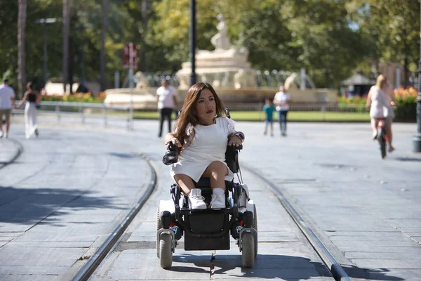 Femme Handicapée Mobilité Réduite Petite Stature Dans Fauteuil Roulant Électrique — Photo