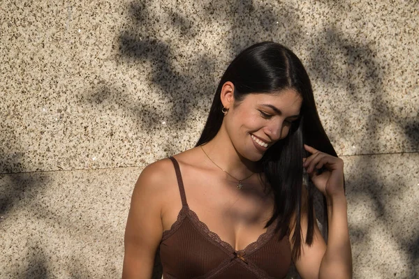 Sydamerikansk Kvinna Ung Och Vacker Brunett Klädd Brun Klänning Poserande — Stockfoto