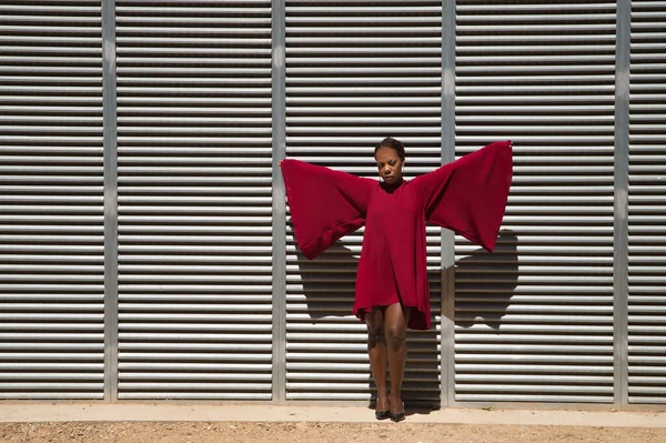 Αφροαμερικανή Γυναίκα Ένα Όμορφο Κόκκινο Φόρεμα Κόμμα Μεγάλα Μανίκια Θέτουν — Φωτογραφία Αρχείου