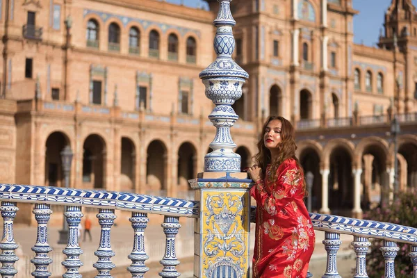 Gyönyörű Fiatal Egy Tipikus Marokkói Piros Öltönyben Arany Ezüst Cérnával — Stock Fotó