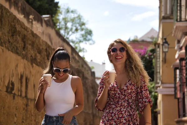 Дві Жінки Молода Красива Сонцезахисними Окулярами Кавовими Окулярами Руках Дуже — стокове фото